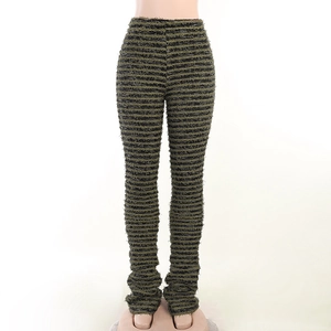 Détail du pantalon rayé taille haute en tissu texturé à franges vert olive