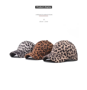 Dettaglio di tre cappellini da baseball leopardati nei colori marrone, grigio e kaki