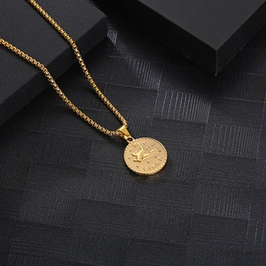Detailaufnahme des Jungfrau-Reliefs auf Goldmünzen-Anhänger mit quadratischer Boxkette