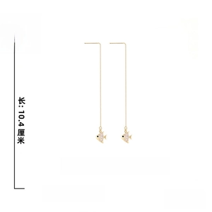 Détails des boucles d'oreilles poisson doré avec zircons blancs et dimensions en alliage