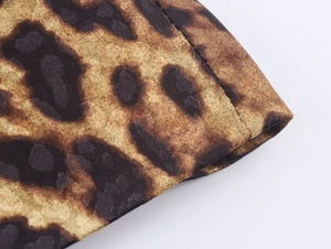 Vista macro detallada del estampado de leopardo con costuras precisas y textura jacquard