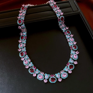 Dettaglio della collana vintage con pietre rosa, rosse e turchesi sul display