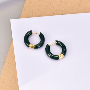 Détail macro de créoles émaillées vert foncé avec fermoir en acier plaqué or 18 carats