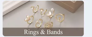 Detailansicht eines 14K vergoldeten Ring-Sets mit Perlen, Schmetterlingen und Zirkonia