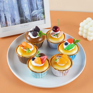 6er-Set künstliche PU-Cupcakes mit realistischen Früchten für die Bäckerei-Dekoration