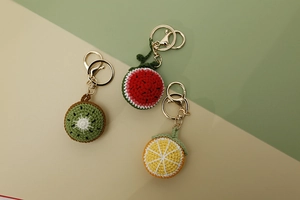 Detail von handgehäkelten Schlüsselanhängern aus Kiwi, Wassermelone und Orange mit Clip