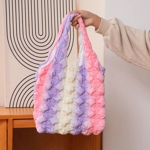 Détail d'un sac cabas bouffant avec texture popcorn rose, violette et crème