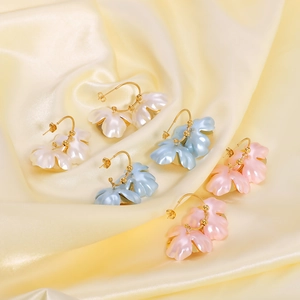 Orecchini a fiore retrò placcati oro 18k con perle e petali colorati su seta