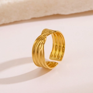 Anello aperto regolabile in acciaio inossidabile dorato con trama geometrica a onde