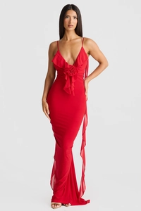 Détail d'une robe de soirée rouge avec décoration de rose 3D et volants élégants