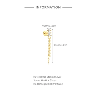 Vue détaillée du clou d'oreille en argent S925 doré avec chaîne et dimensions de 0,3 cm de large