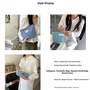 Vue détaillée de la pochette à carreaux montrant le tissu enduit et la doublure en coton