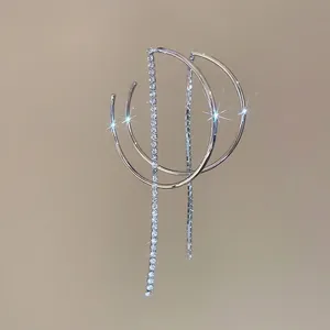 Orecchini a cerchio in argento lucido con lunghe nappe di strass e argento S925 puro
