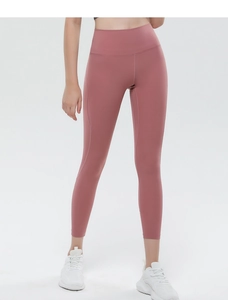 Dettaglio dei pantaloni da yoga a vita alta con fascia ampia nel colore rosa antico