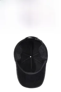 Détail de la casquette d'hiver avec doublure polaire épaisse et protège-oreilles