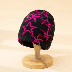 Bonnet en tricot noir avec motif d'étoiles roses sur un support de tête en bois