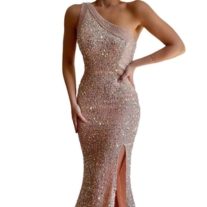 Elegantes einschultriges Abendkleid mit roségoldenen Pailletten und hohem Beinschlitz