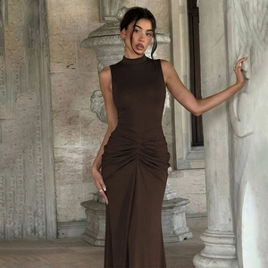 Detailansicht der gerafften Taille und Faltenstruktur an diesem braunen ärmellosen Kleid