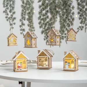 Case di Natale in legno illuminate con luci LED calde e decori festivi intagliati