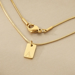 Gouden vierkante alfabet A hanger ketting met ronde slangenketting voor dames