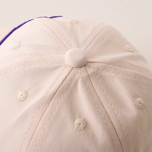 Vue détaillée du haut d'une casquette en coton avec coutures de qualité et œillets d'aération