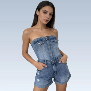 Dettaglio del top a fascia in denim blu e pantaloncini a vita alta con risvolto