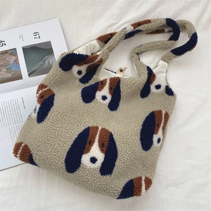 Detailansicht des Plüsch-Shoppers mit Hundeprint, Innenfutter und Knopfverschluss