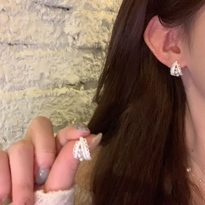Elegant silver stud earrings with zircon pearls in a woven geometric floral design for women