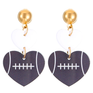 Détail de boucles d'oreilles double cœur avec imprimé football américain et clous dorés
