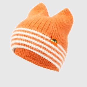 Détail du bonnet orange à oreilles de chat avec rayures et écusson Sweet