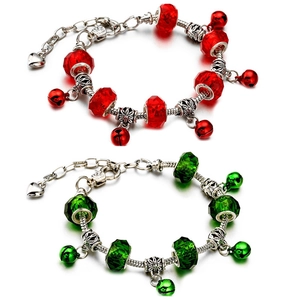 Verstellbare Weihnachtsperlenarmbänder mit festlichen Charms und Glocken in Rot und Grün