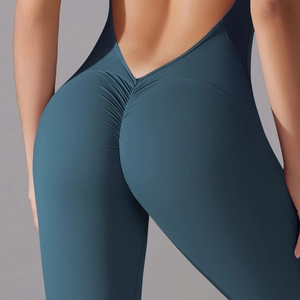 Détail de la couture froncée et du dos en V profond sur ce body de yoga vert foncé