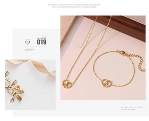 Detailansicht von vergoldetem Brezel-Schmuckset mit glänzenden Zirkon-Anhängern