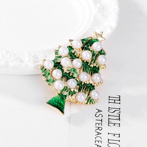 Exquisite Christmas tree brooch with green enamel, gold plating and faux pearls