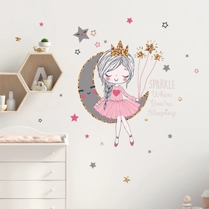 Wandtattoo kleines Mädchen auf dem Mond mit Sternen für das Kinderzimmerdekor