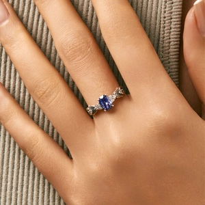 Elegant S925 sterling silver ring with blue tanzanite stone and vintage carved band