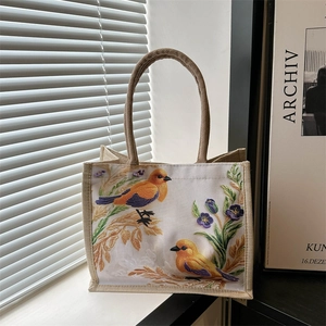 Handtasche aus Leinen mit detaillierter Vogel- und Blumenstickerei und Naturtextur