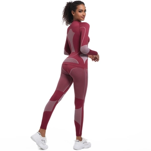 Détail de l'ensemble de yoga bordeaux montrant le tricot respirant et lignes blanches
