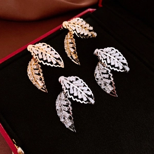 Boucles d'oreilles feuilles en zircon or et argent présentées dans un coffret de luxe