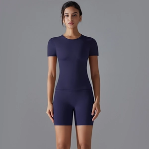 Détail de l'ensemble de yoga bleu marine en nylon extensible et séchage rapide pour femmes