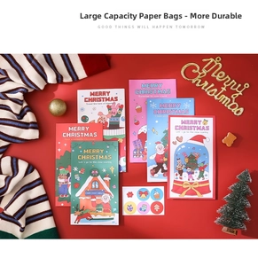 Détail de grands sacs cadeaux de Noël en papier avec autocollants et cordons festifs