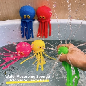 Vue détaillée d'un jouet poulpe coloré qui projette de l'eau dans une baignoire