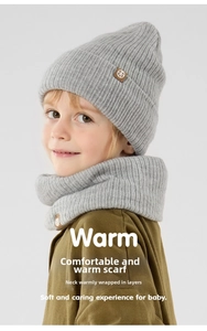 Detalle de conjunto de gorro y calentador de cuello de punto acanalado gris con logo de cuero