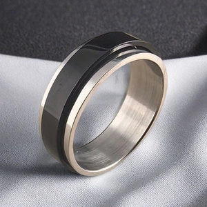 Nahaufnahme eines schwarz-silbernen Spinner-Rings aus robustem Titanstahl für Herren