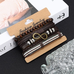 Détail de bracelets multicouches en cuir avec perles en bois et symbole de l'infini