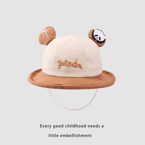 Dettaglio cappello sole neonato con ricamo panda, orecchie 3D e testo panda sul davanti