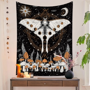 Detail eines böhmischen Wandteppichs mit Motte und Pilzen in einem gemütlichen Zimmer