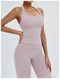Dettaglio del top yoga lilla e leggings a vita alta in tessuto opaco elasticizzato