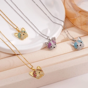 Colliers bouledogue français avec zircons colorés en finitions dorée et argentée