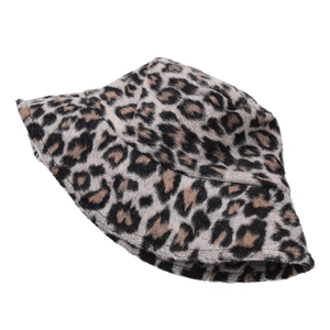 Vue détaillée de la texture douce en fausse fourrure sur un bob tendance à motif léopard